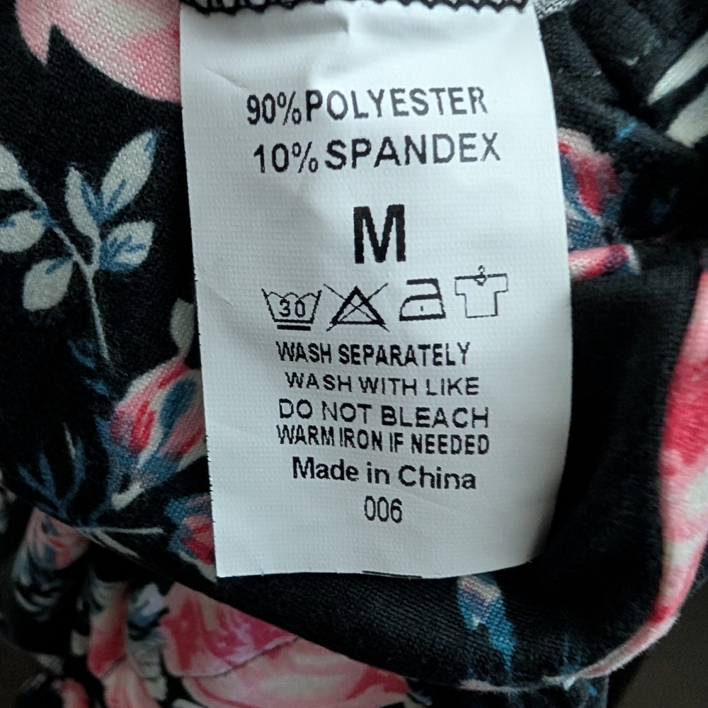 🆕 Women's Buttery Soft Black Floral Summer Romper With Pockets - Picture 10 of 10